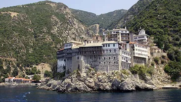 Un teolog român de 28 de ani a fost găsit mort pe Muntele Athos. Era cu icoana Maicii Domnului în mână