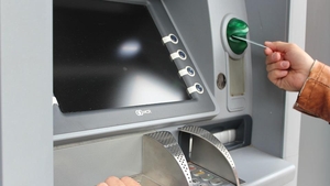 Un agent de securitate a furat sute de mii de lei din mai multe bancomate. Ce metodă inedită folosea