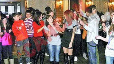 Le-a oferit trandafiri indragostitilor