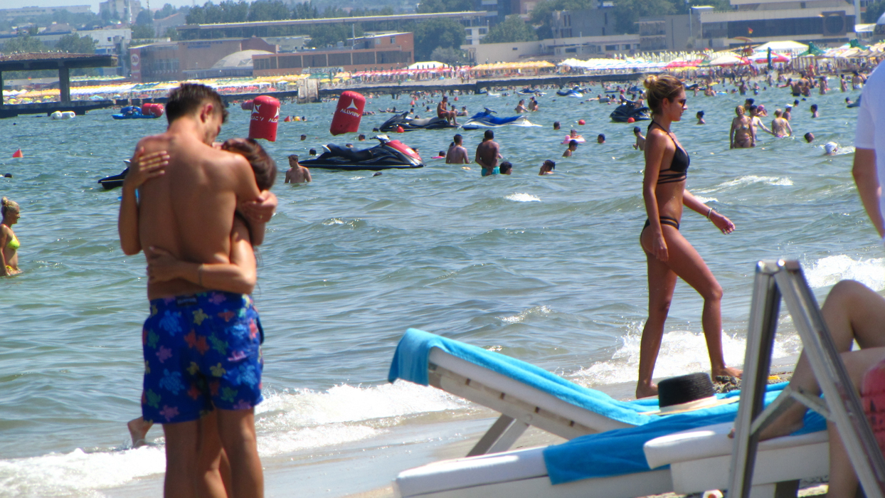 Doamnelor, nu vă lasaţi bărbaţii să vadă aceste imagini! Leta şi cu Nicoleta, ”pericole publice” pe plaja din Mamaia!