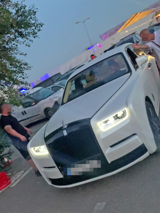 Șpagă de barosan a lăsat la LOFT ”șmecherul cu Rolls-Royce”