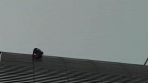 VIDEO Spiderman s-a catarat miercuri pe un turn din Paris, inalt de 185 de metri!