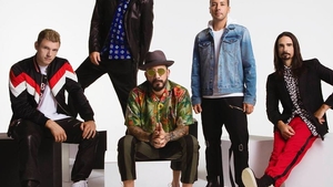 Zeci de fani Backstreet Boys, răniţi la un concert al trupei, după ce o schelă de metal a fost doborâtă de vânt! VIDEO