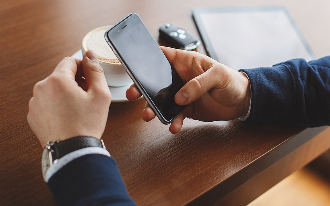 Bogaţii au versiunea lor secretă de Tinder! Ce criterii trebuie să îndeplinească oricine îşi doreşte să vorbească sau să iasă la întâlniri cu celebrităţile