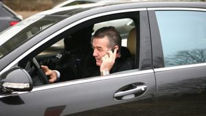 Gigi Becali, tras pe dreapta de un polițist în timp ce vorbea la telefon. Replica savuroasă pe care i-a spus-o agentului