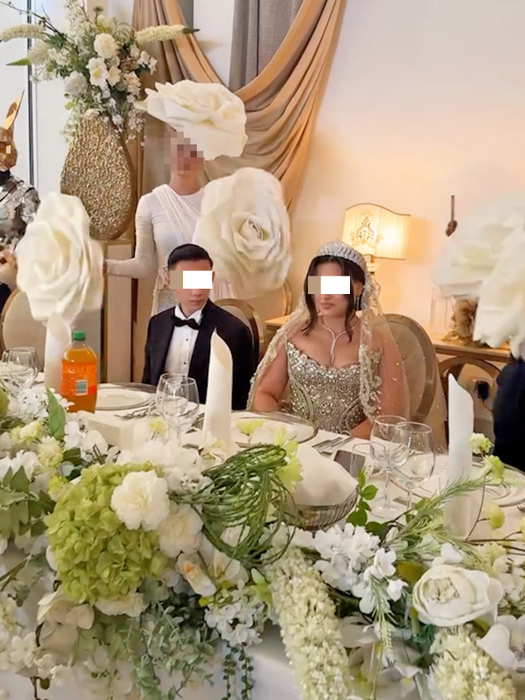 Nunta virală din Timișoara a dus extravaganța la alt nivel! Bolizi de milioane, tort cu zece etaje și cârnați atârnați în copaci
