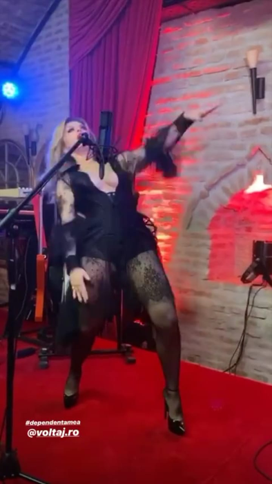 Loredana Groza, apariție provocatoare la TV! A venit într-un sacou cu decolteu obraznic și a filmat un nou clip împreună cu băieții de la Voltaj