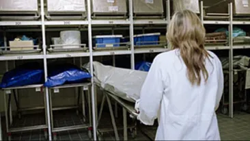 Caz uluitor în Statele Unite. O femeie de 20 de ani, declarată decedată, s-a trezit la morgă, când era îmbălsămată