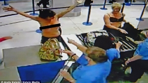 VIDEO SOCANT. Ce au facut aceste femei in aeroport. "Ne-au cerut sa ne scoatem toate hainele si..."