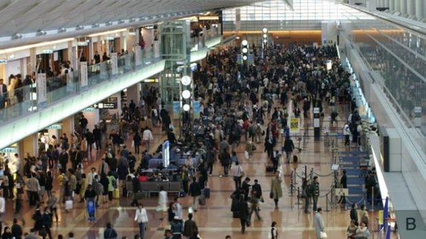 Zeci de români, blocați în aeroport la Londra: 25 de copii dorm pe jos de 23 de ore