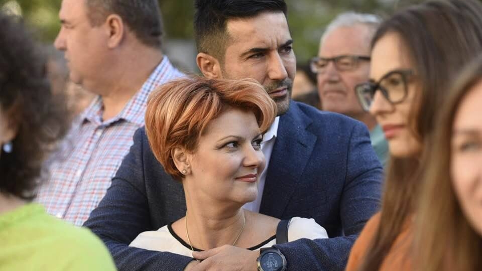 Senatorul Lia Olguţa Vasilescu, prezentă la prima zi din noul an şcolar al fiului, alături de proapătul soţ, Claudiu Manda