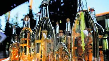 O noua tarie face furori in Banat si peste hotare! Cruci din lemn in tuica de nectarine