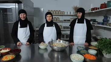 Măicuțele de la Mănăstirea Nera dezvăluie salata de post cu năut, tofu și semințe – hrană sățioasă și plină de har pentru zilele de înfrânare