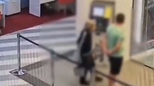 O bătrână de 81 de ani, lăsată fără 30.000 de euro în toaleta unui mall din București. Un cuplu a fost reținut