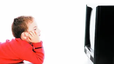 Micii telespectatori imita ce vad la televizor