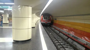 Scene traumatizante la metrou, în București! O femeie a fost prinsă între garnitura trenului și peron