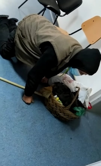 Bătrânul îngenuncheat pe holurile spitalului