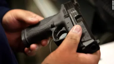 Americanii se gandesc sa le dea profesorilor un pistol pentru a se putea apara in timpul orelor