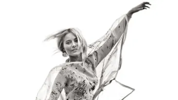 Laura Cosoi sexy si senzuala pe plaja! A pozat ca o balerina