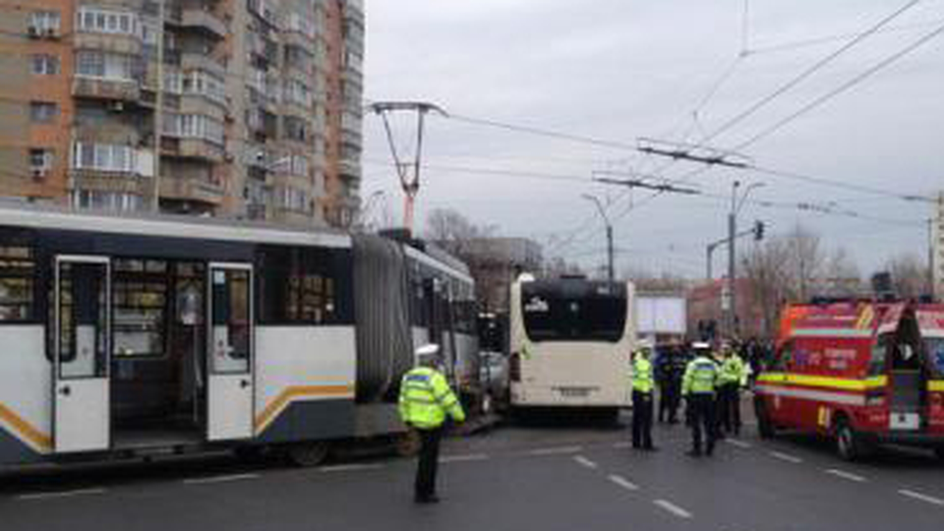 ACCIDENT în Capitală! Un tramvai şi un autobuz RATB s-au izbit la intersecţia Baba Novac - Mihai Bravu