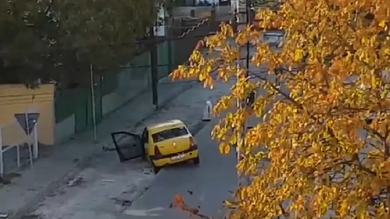 VIDEO / Un taximetrist a căzut cu maşina într-o groapă! Gestul ilegal făcut de şofer, după ce autoturismul a rămas suspendat