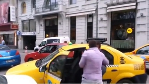 "Boss, nu mai da, boss" Filmari halucinante cu un cefos care bate la sange un taximetrist! Cu un pumn i-a rupt spatele in doua!