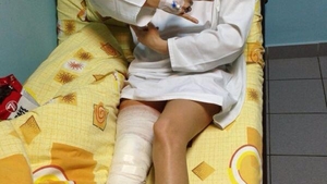 A luat-o pe urmele concurenţilor de la "Dansez". Coregrafa Cocuţa, pe patul de spital, cu branulă în mână şi cu genunchiul operat