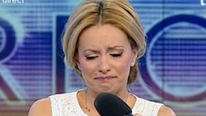 Simona Gherghe a păţit-o! Prezentatoarea a suferit un accident şi merge doar în cârje
