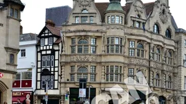 Corina Caragea a fugit la Oxford! A dat de mancare ratelor de pe lac si s-a plimbat cu tricicleta!