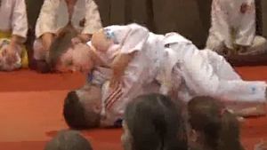 A fost deschisă o secţie de judo la liceul românesc din Gyula, Ungaria! Copiii au urmărit cu sufletul la gură demonstraţiile