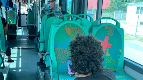 Imaginea din autobuz a unui bărbat din Cluj s-a viralizat. Martor: „I-am strâns mână când am coborât”. FOTO