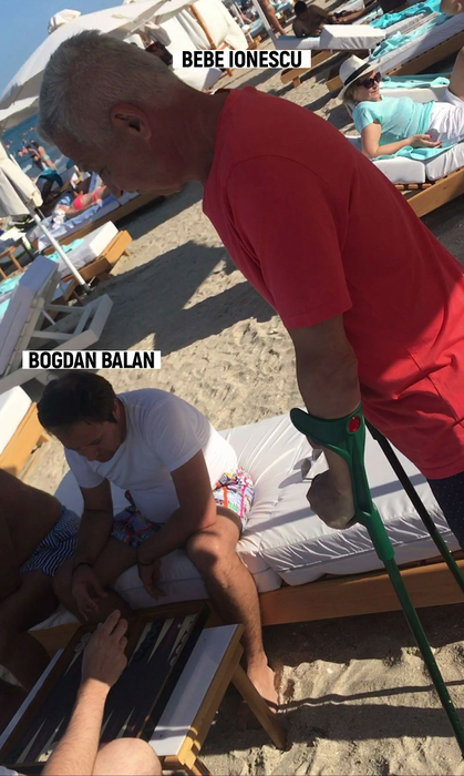 Bebe Ionescu se uită atent la partida dintre Bogdan Bălan şi Bogdan Drăgoi