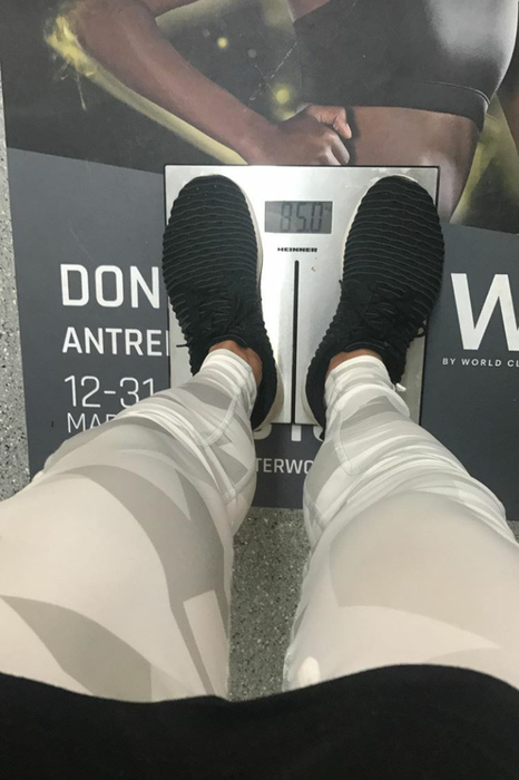 Antonia, surprinsă în cea mai provocatoare poziție! Tolănită pe o canapea, în bikini sexy și cu o privire seducătoare