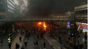 Incendiu de proporții în gară! Călătorii, evacuați de urgență VIDEO