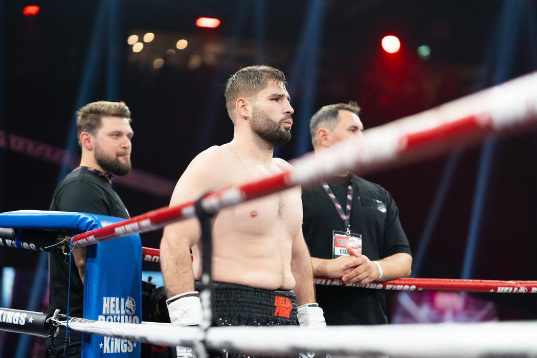 (P) Arena DVTK vuiește în timp ce turneul HELL Boxing Kings debutează cu knockouturi, victorii și tribune pline