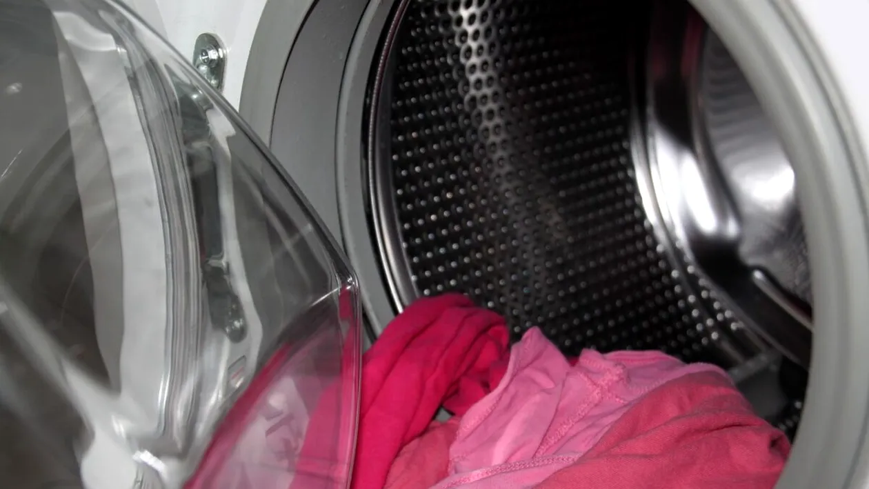 Ți-ai luat haine noi? Iată de ce prima oprire ar trebui să fie mașina de spălat