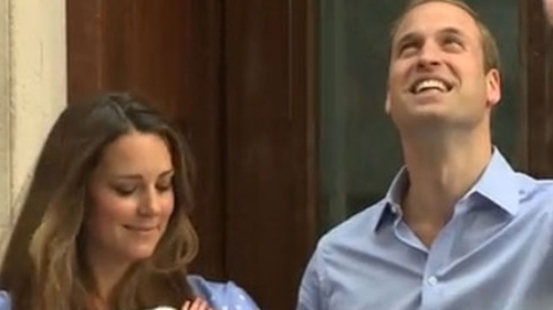 Primele imagini cu BEBELUSUL REGAL! Kate si Printul William l-au prezentat englezilor: "Suntem foarte emotionati"