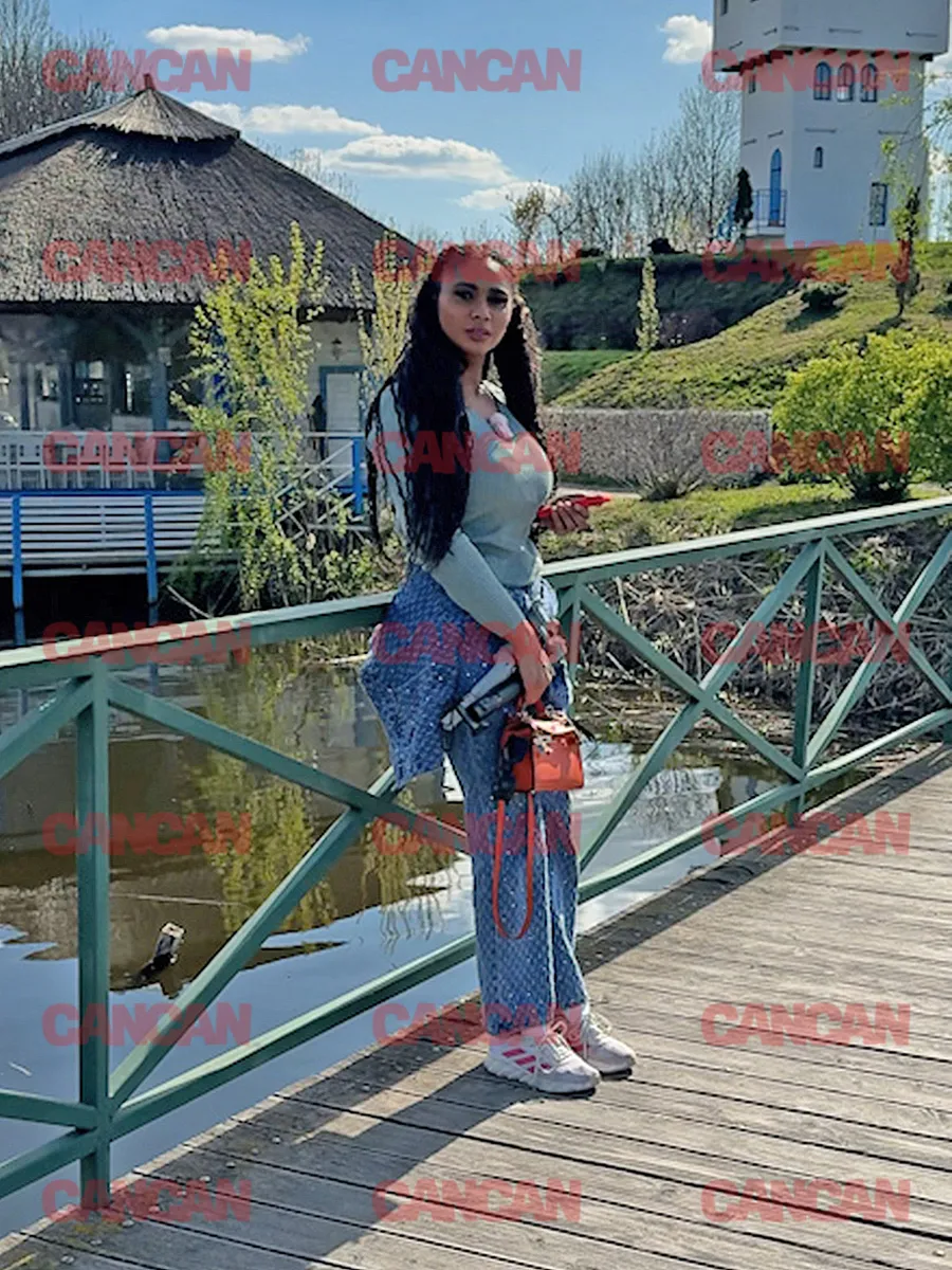 Bruneta s-a lăsat fotografiată și filmată de fetița ei