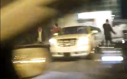 Tovarăşii l-au aşteptat cu limuzina pe prietenul care a fost eliberat