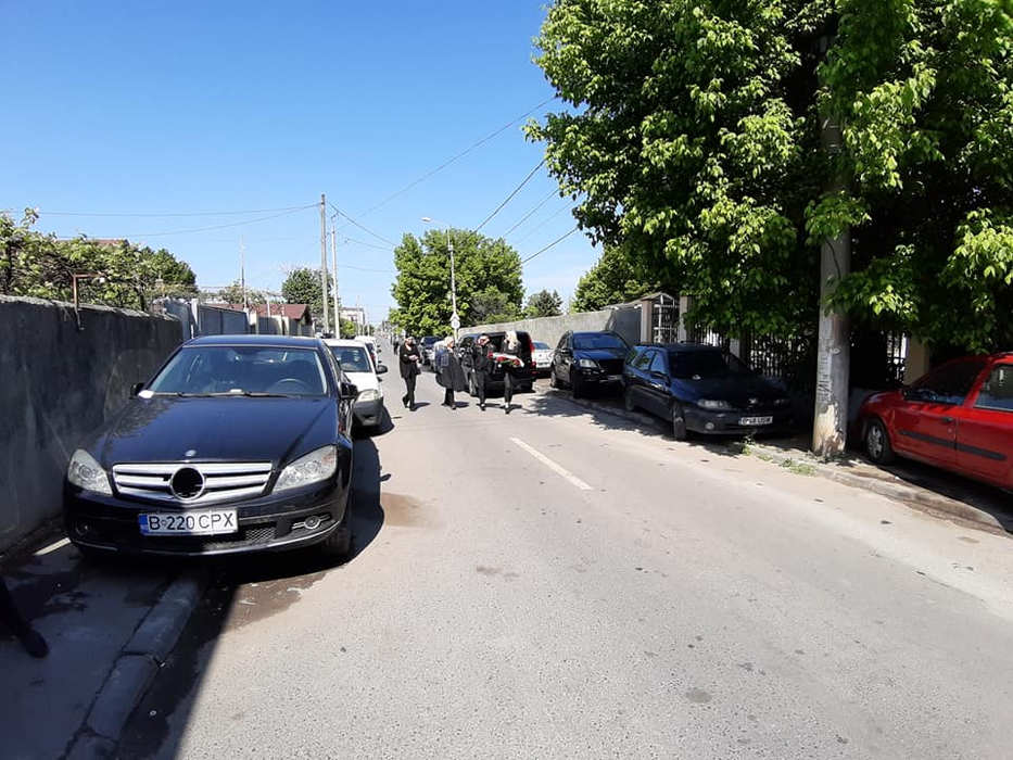 A aparut la inmormantarea lui Razvan Ciobanu. Cine este, de fapt, blonda din imagini