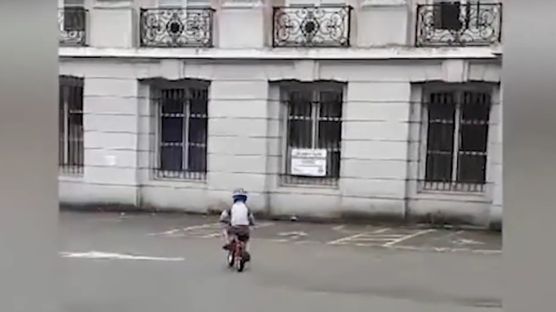 Si-a scos baietelul de 5 ani la plimbare cu bicicleta si a inlemnit. E horror ce apare in fata lui VIDEO