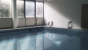 O bacterie extrem de periculoasă, rezistentă la medicamente, a fost descoperită într-o piscină din România!