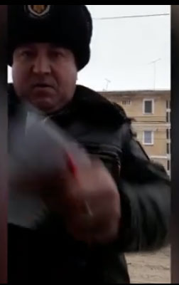 Ca-n vestul sălbatic! Ce reacție a avut un polițist local, după ce s-a prins că este filmat de un șofer pe care l-a oprit în trafic