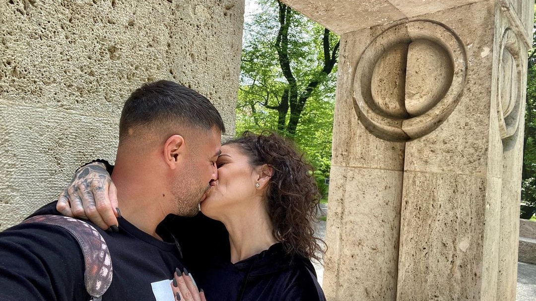 Roxana Vancea dezvăluie câteva kilograme a acumulat până acum. Bruneta nu se abţine de la mâncare!