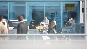Kat DeLuna, rasfatata in Romania! Costi Ionita a asteptat-o cu flori la aeroport si a facut pe ghidul pentru artista!