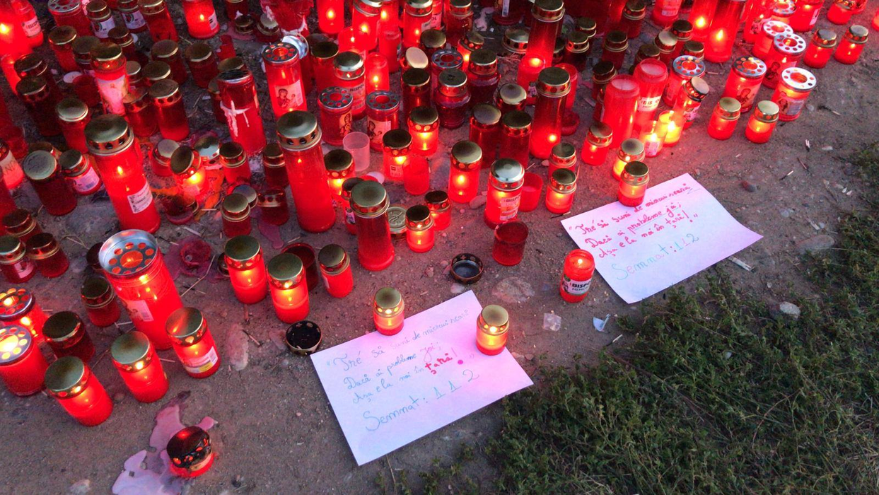 Oamenii au făcut altar în faţa „Casei groazei” din Caracal. Mii de lumânări, scrisori şi păpuşi pentru fetele ucise de Gheorghe Dincă