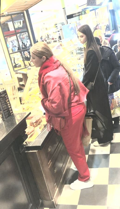 Cele două au comandat o prăjitură cu zmeură