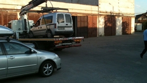 Zici ca nu-i adevarat! O familie din Bucuresti s-a blocat voit in masina la Cluj-Napoca pentru a evita sa i se ridice automobilul! Protectia Copilului a intervenit!