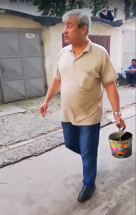 Așa ceva nu s-a mai văzut! Cum s-a răzbunat un pensionar din Bacău pe copiii gălăgioși din spatele blocului