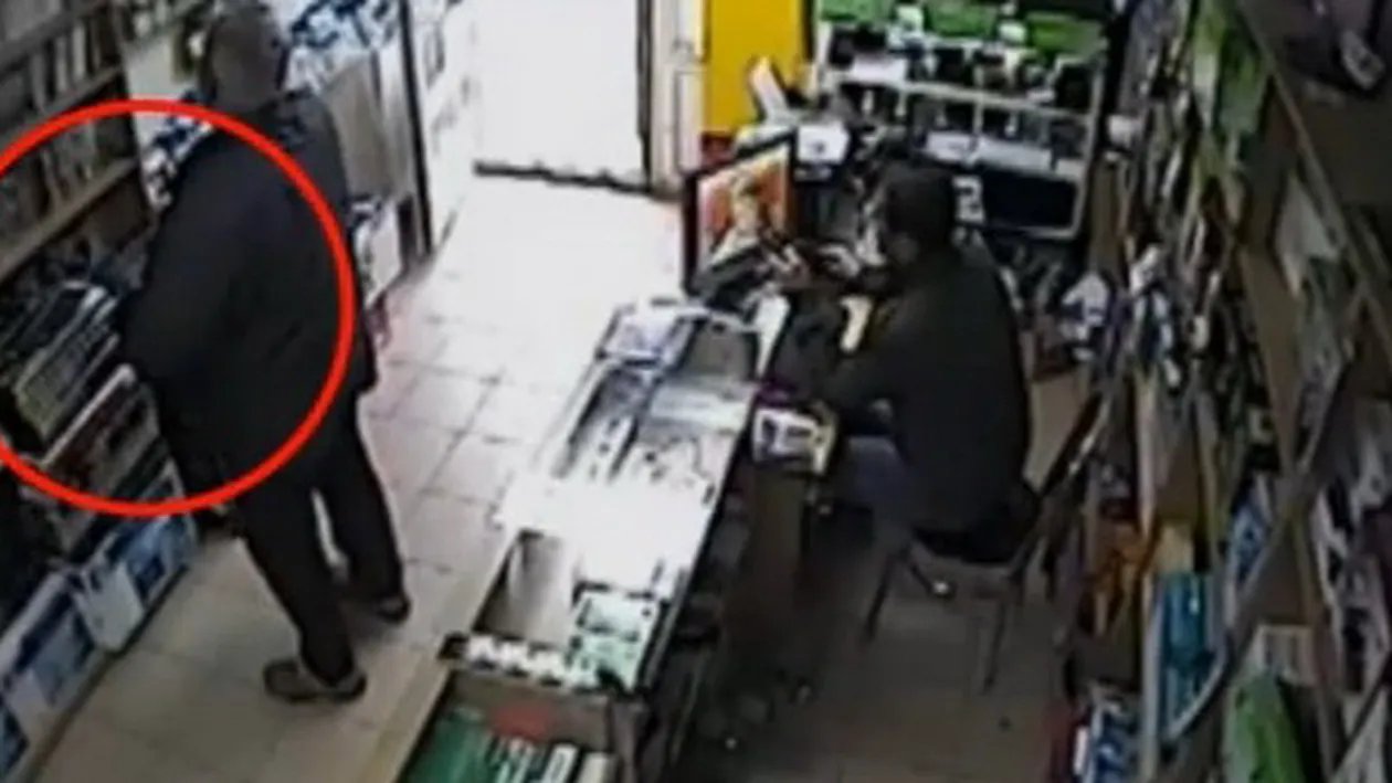 A furat dintr-un magazin fara sa stie ca e filmat de camerele de supraveghere ! Politia l-a prins imediat!